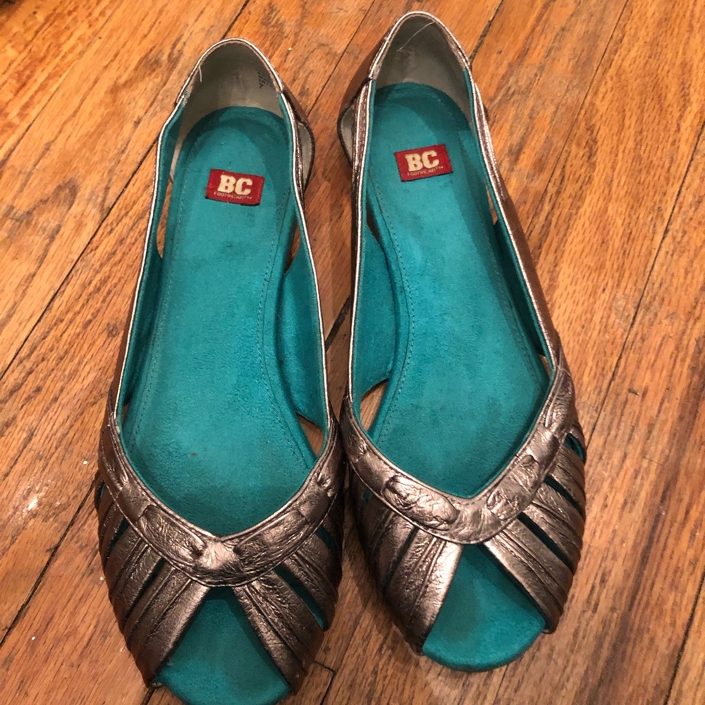 Peak toe pewter flats/ sandals